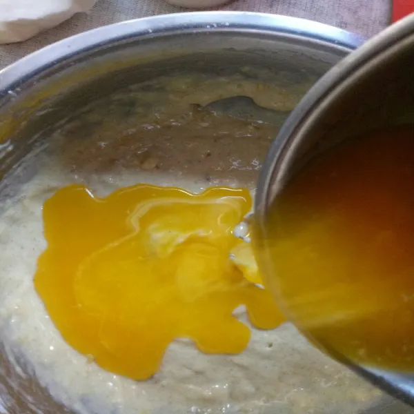 Lalu masukkan margarine cair aduk balik dengan spatula.