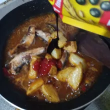 Beri saos dan kecap, aduk rata.