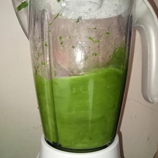 Tuang air lalu blender pandan hingga halus menjadi jus.