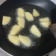 Goreng kentang sampai matang.