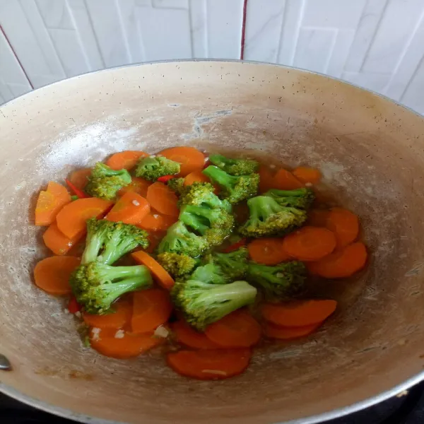 Koreksi rasa. Salin sayur ke piring saji beri toping bawang putih goreng diatasnya.  Siap disajikan.