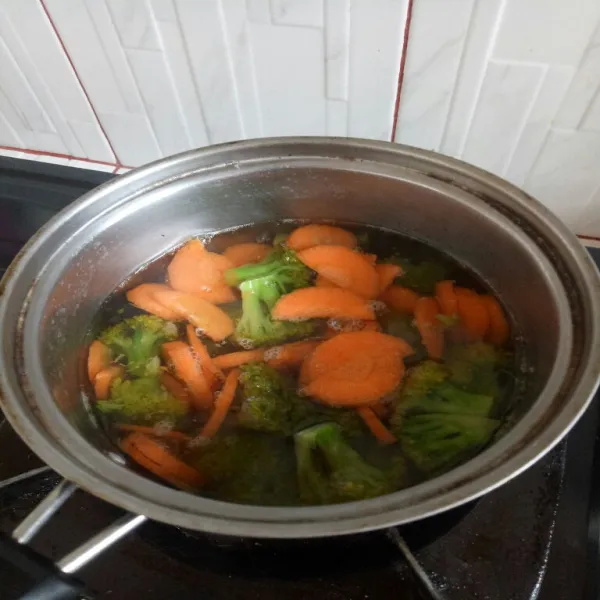 Rebus brokoli dan wortel selama 3 menit.