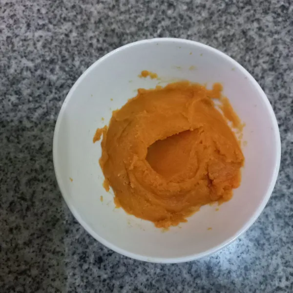 Haluskan ubi kukus, sisihkan.