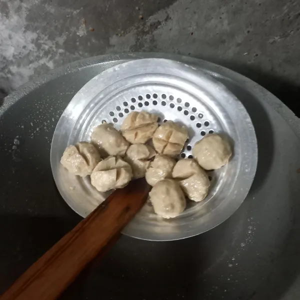 Kerat bakso dan rebus.