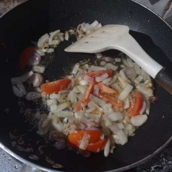 Lalu tumis bawang merah, bawang putih, bawang Bombay, tomat dan rebon sampai layu.