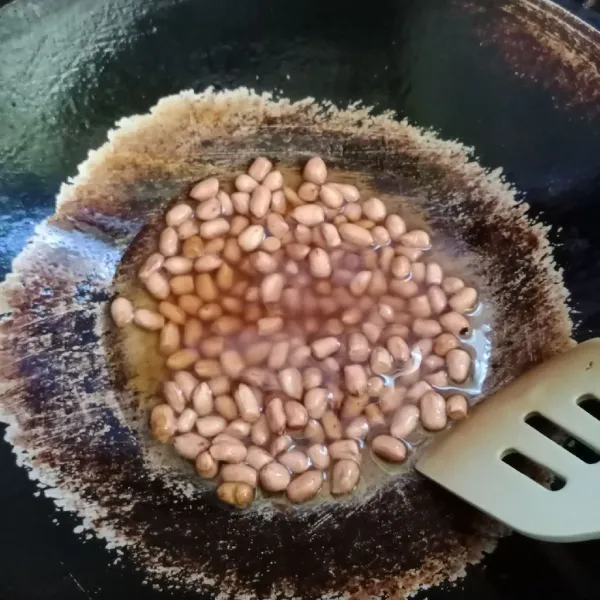 Goreng kacang tanah sampai matang. Angkat dan tiriskan.
