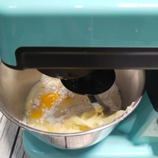 Kemudian masukkan kentang yang sudah direbus telur serta susu cair lalu aduk sampai rata hingga setengah kalis.