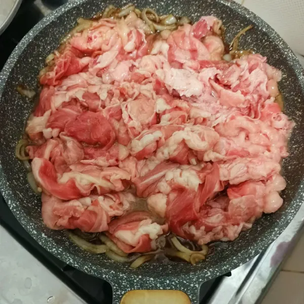 Masukkan daging slice.