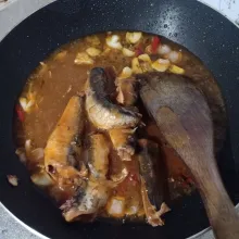 Masukkan sarden, beri air.