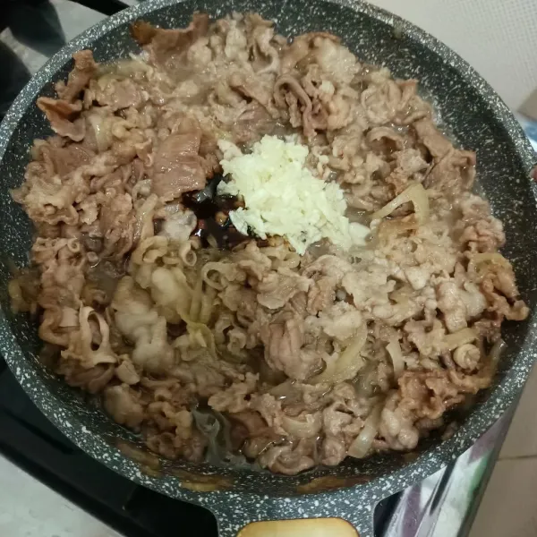 Masukkan bawang putih, masak hingga matang.