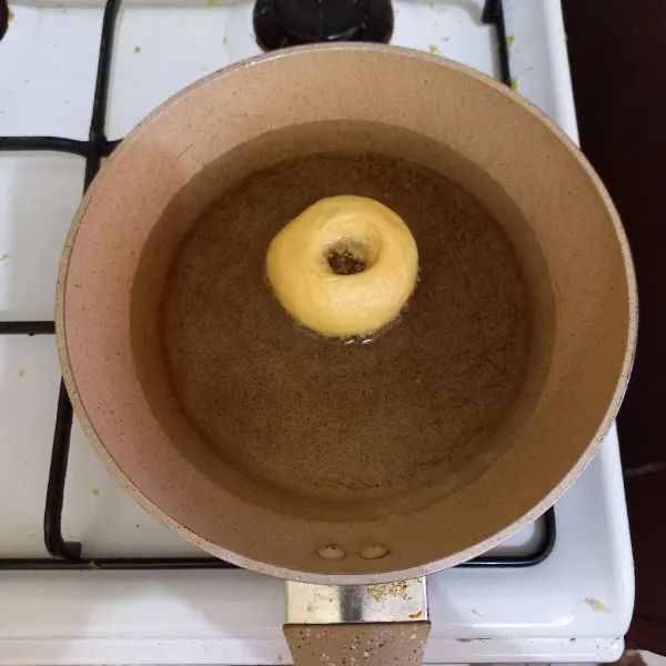 Goreng donat hingga matang.