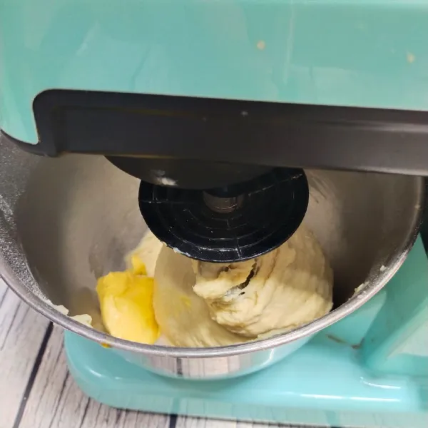 Setelah setengah kalis, masukkan margarin dan sedikit garam lalu aduk sampai rata hingga kalis elastis.