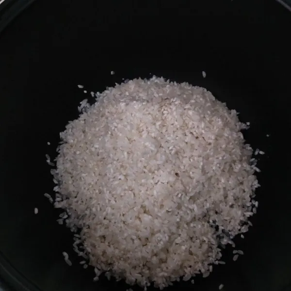 Cuci beras.