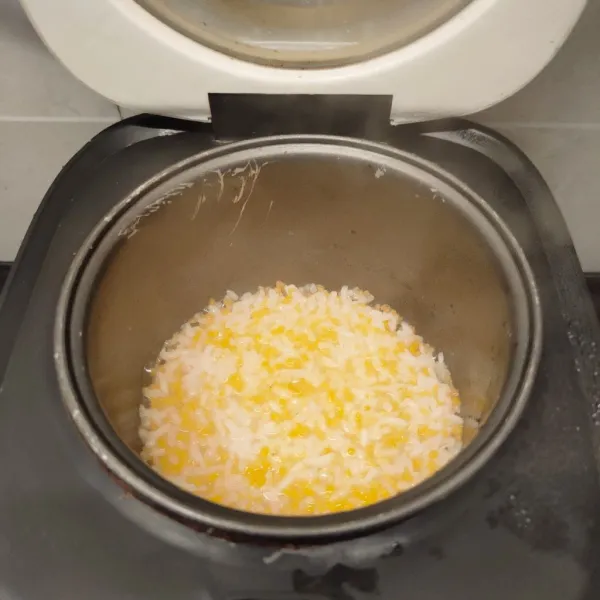 Masak 1 cup campuran beras dengan 2 cup air hingga matang.