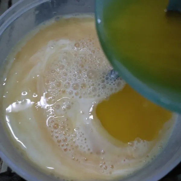 Kocok lepas telur dan gula, kemudian masukkan susu dan butter. Aduk rata.