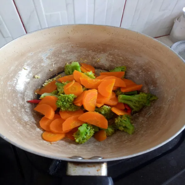 Masukan brokoli dan wortel aduk rata.