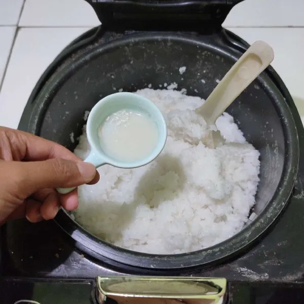 Larutkan garam dan kapur sirih dengan sedikit air lalu tuang ke dalam nasi sambil diaduk-aduk dan nasi di lumatkan dengan sendok nasi.