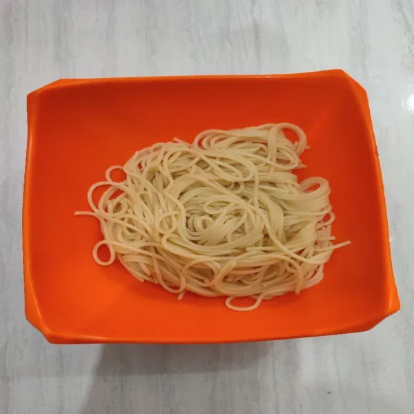 Rebus air dan sedikit minyak goreng hingga mendidih, lalu masukkan spaghetti. Masak hingga matang.