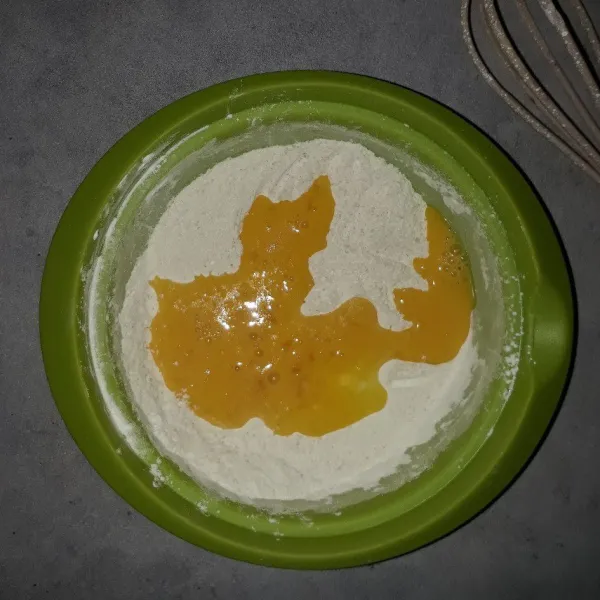 Tambahkan telur lalu aduk rata.