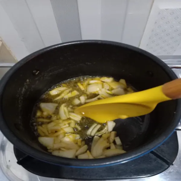 Tumis mentega dan bawang bombay hingga wangi, tambahkan terigu, masak hingga aroma tepung hilang.