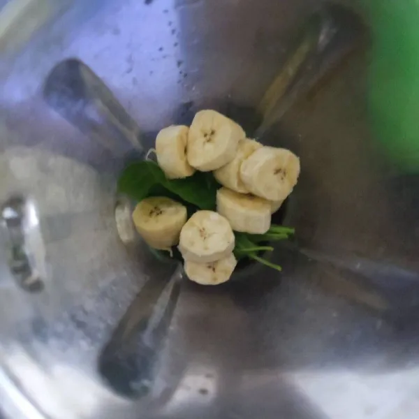 Masukkan pisang, daun mint, dan bayam ke dalam blender.