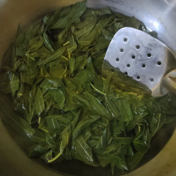 Rebus daun singkong hingga empuk.