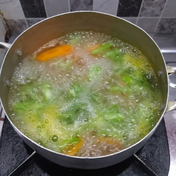 Rebus air sampai mendidih, masukkan wortel dan buncis. Rebus selama 5 menit. Angkat dan tiriskan. Sisihkan.