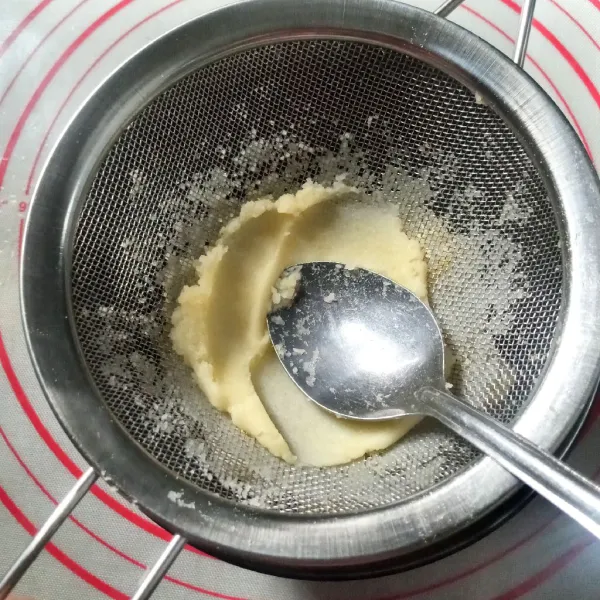 Hancurkan kentang selagi panas sampai benar-benar halus. Kalau perlu saring.
