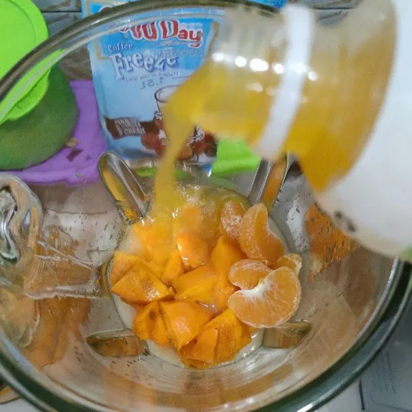 Tambahkan buah jeruk manis dan Juice jeruk.