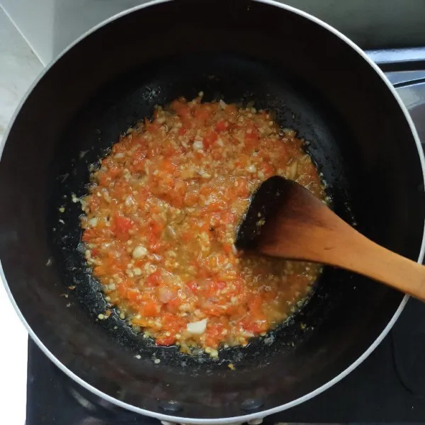 Siapkan bumbu saus yang sudah di blender sebelumnya, tumis bumbu sampai matang dan asat.