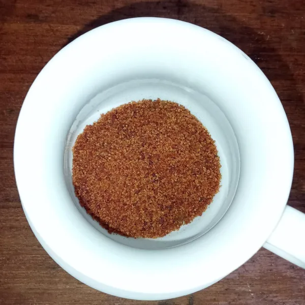 Tambahkan gula aren ke dalam kopi.