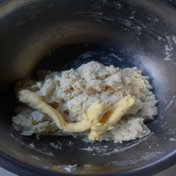 Uleni hingga kalis, kemudian masukkan margarine dan garam uleni lagi hingga kalis elastis.