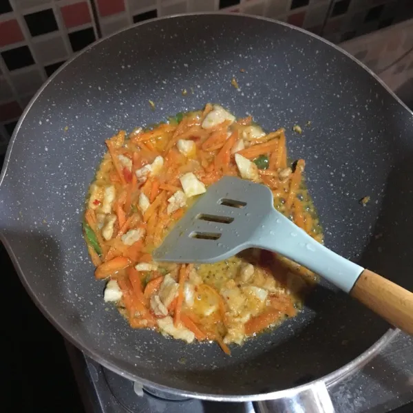Masukan wortel, garam, merica, penyedap, lalu masak hingga layu.