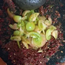 Lalu masukan cung kediro yang sudah diiris ulek kasar.