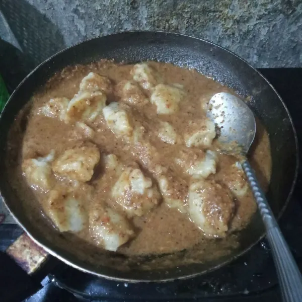 Masukkan pentol jamur, aduk rata. Matikan api.