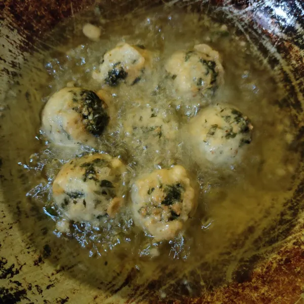 Goreng dalam minyak panas hingga matang.