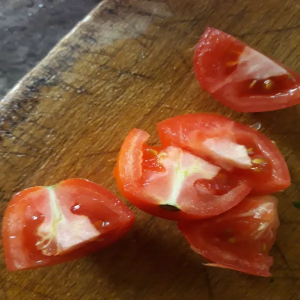 Potong tomat.