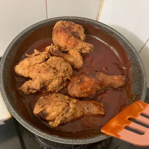 Masukkan ayam ke dalam saus pedas. Aduk rata hingga ayam berbalut saus. Fire Chicken ala Richeese siap disajikan.