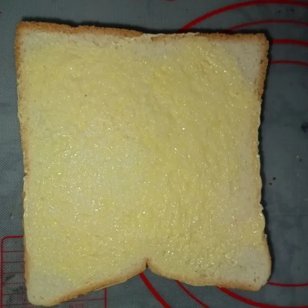 Tumpuk roti dan oleskan dengan butter.