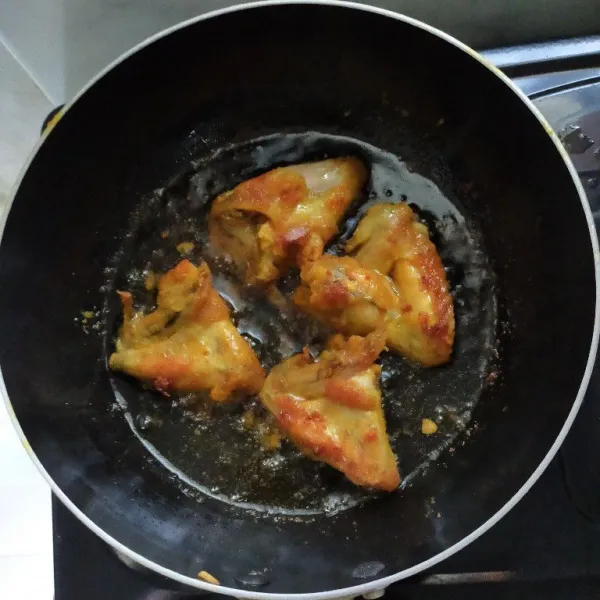 Setelah ayam empuk, lalu goreng ayam hingga kecoklatan lalu sisihkan.