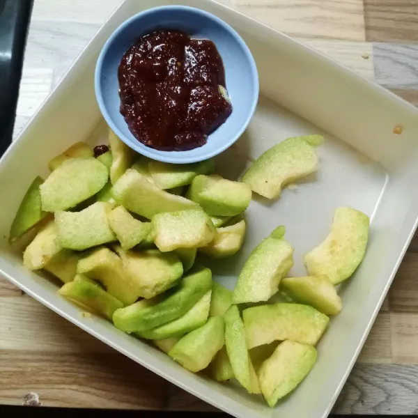 Sajikan jambu dengan bumbu rujak coel.