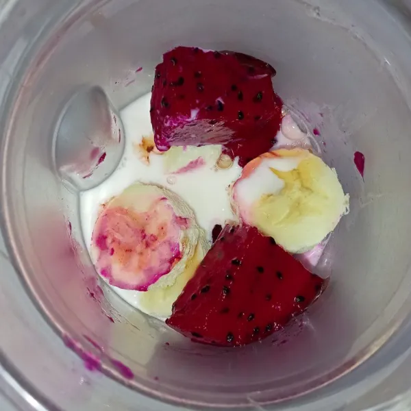 Tuang yoghurt ke dalam blender.