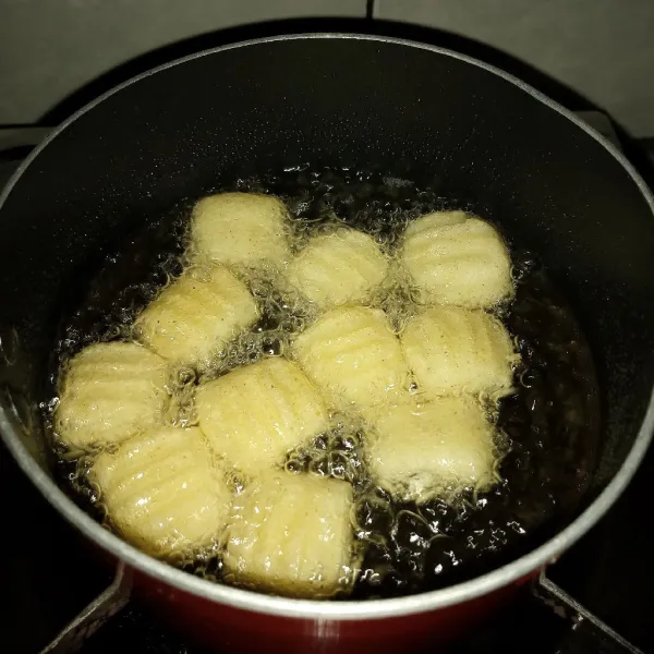 Panaskan minyak, goreng kentang dengan api sedang sampai kuning keemasan, angkat dan tiriskan. Saat penyajian bisa dicocol saus botolan/bubuk tabur.