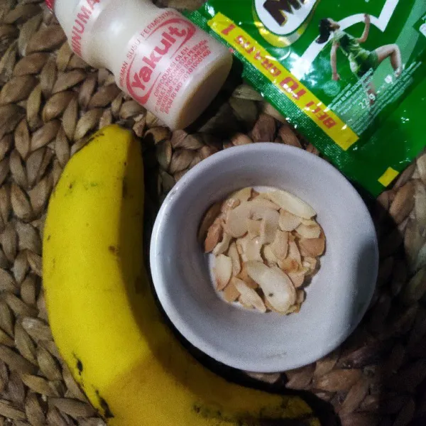 Siapkan pisang, yakult, milo, dan almond slices yang sudah disangrai.