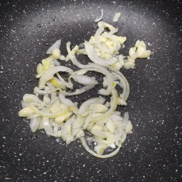 Tumis bawang bombay dan bawang putih dengan sedikit minyak sampai layu dan harum.