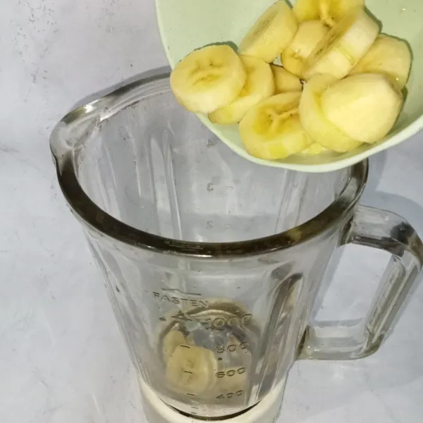 Masukkan pisang ke dalam blender.