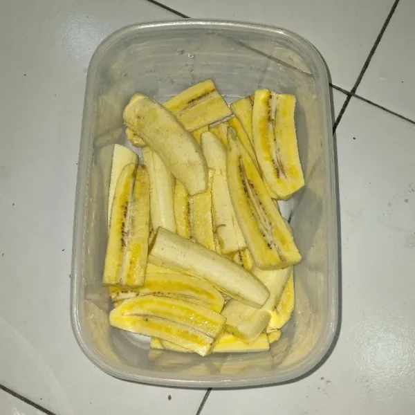 Belah pisang menjadi 4 bagian (sesuaikan ukurannya).