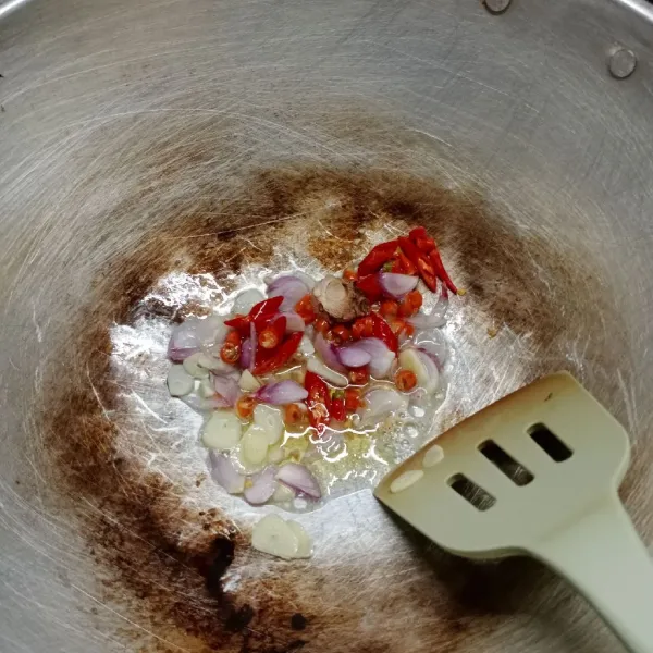 Panaskan minyak, tumis bumbu iris dan lengkuas sampai harum dan matang.