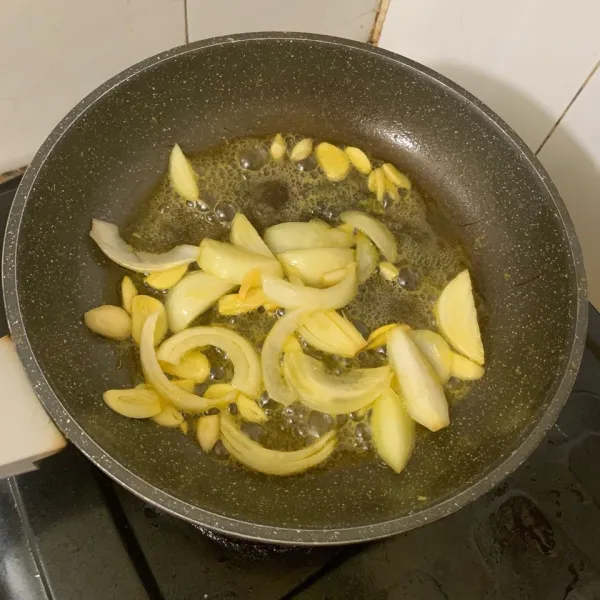 Panaskan mentega, lalu tumis bawang putih hingga wangi. Tambahkan bawang bombay, aduk rata.