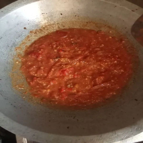 Setelah selesai goreng terong, masukkan sambal yang selesai dihaluskan ke dalam wajan, beri minyak sedikit. Bumbui gula, garam, penyedap rasa.